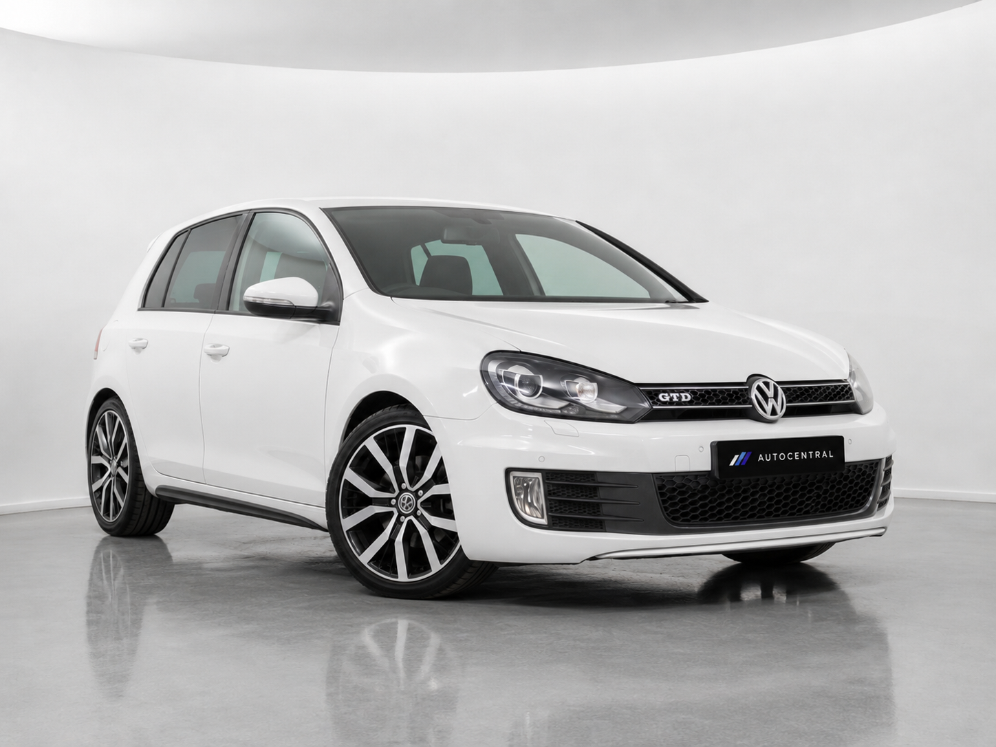 White Volkswagen Golf 6 2012 economy hatchback
